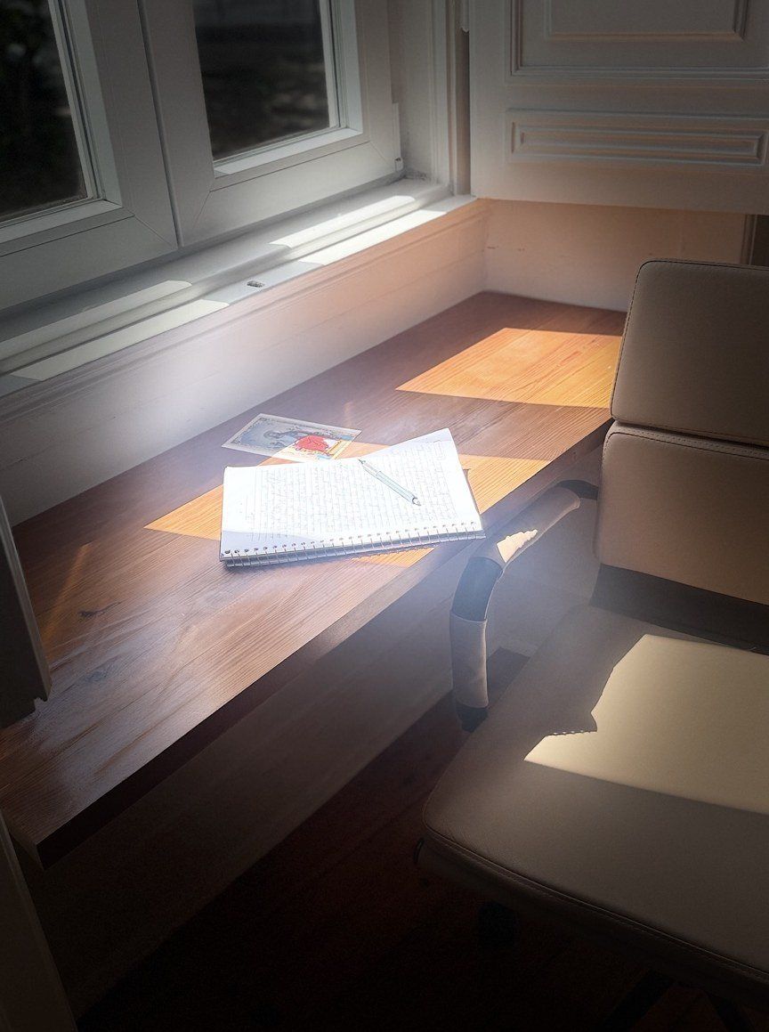Caderno aberto sob a luz natural em um momento de reflexão
