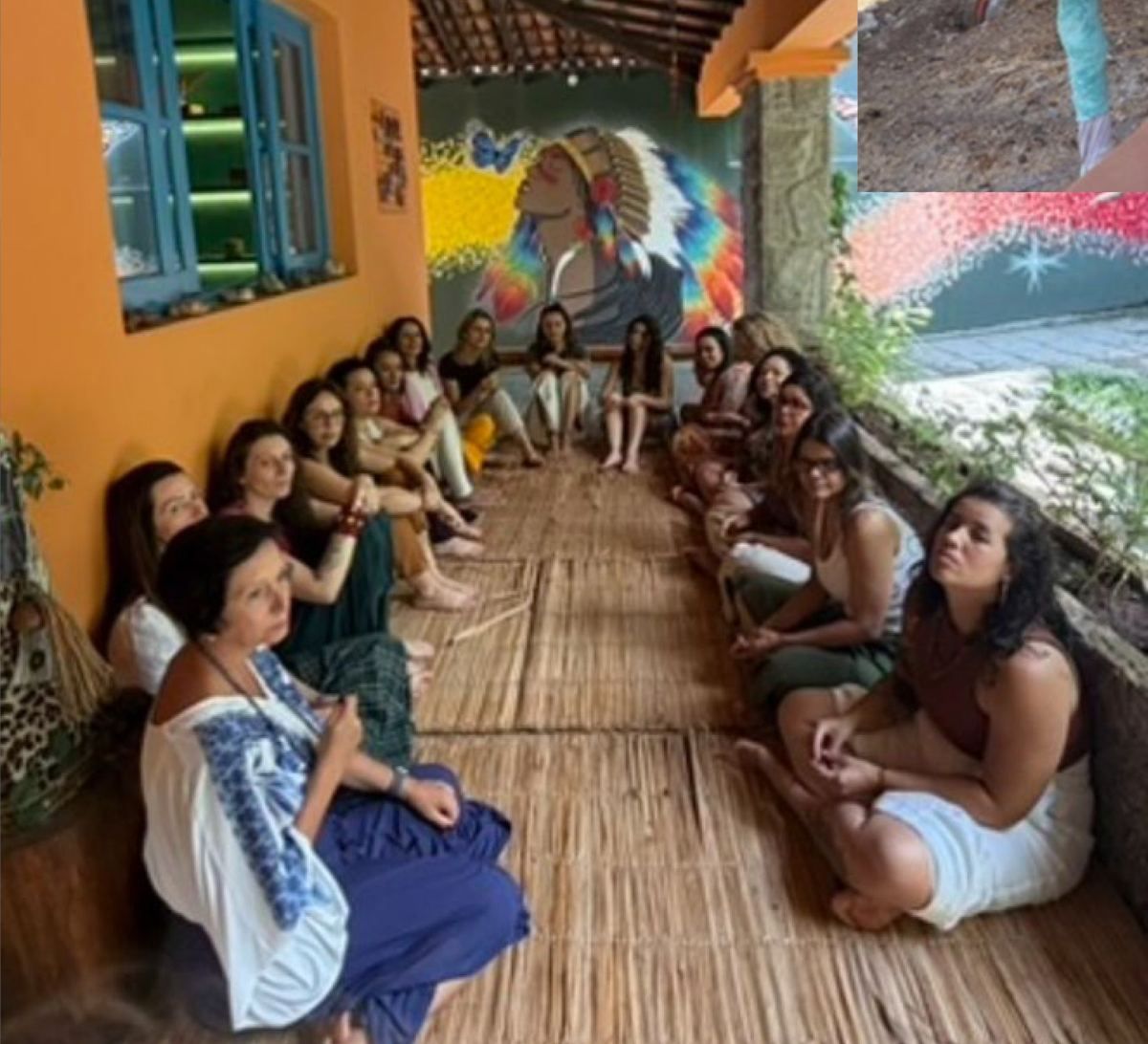 Círculo de mulheres sentadas em roda