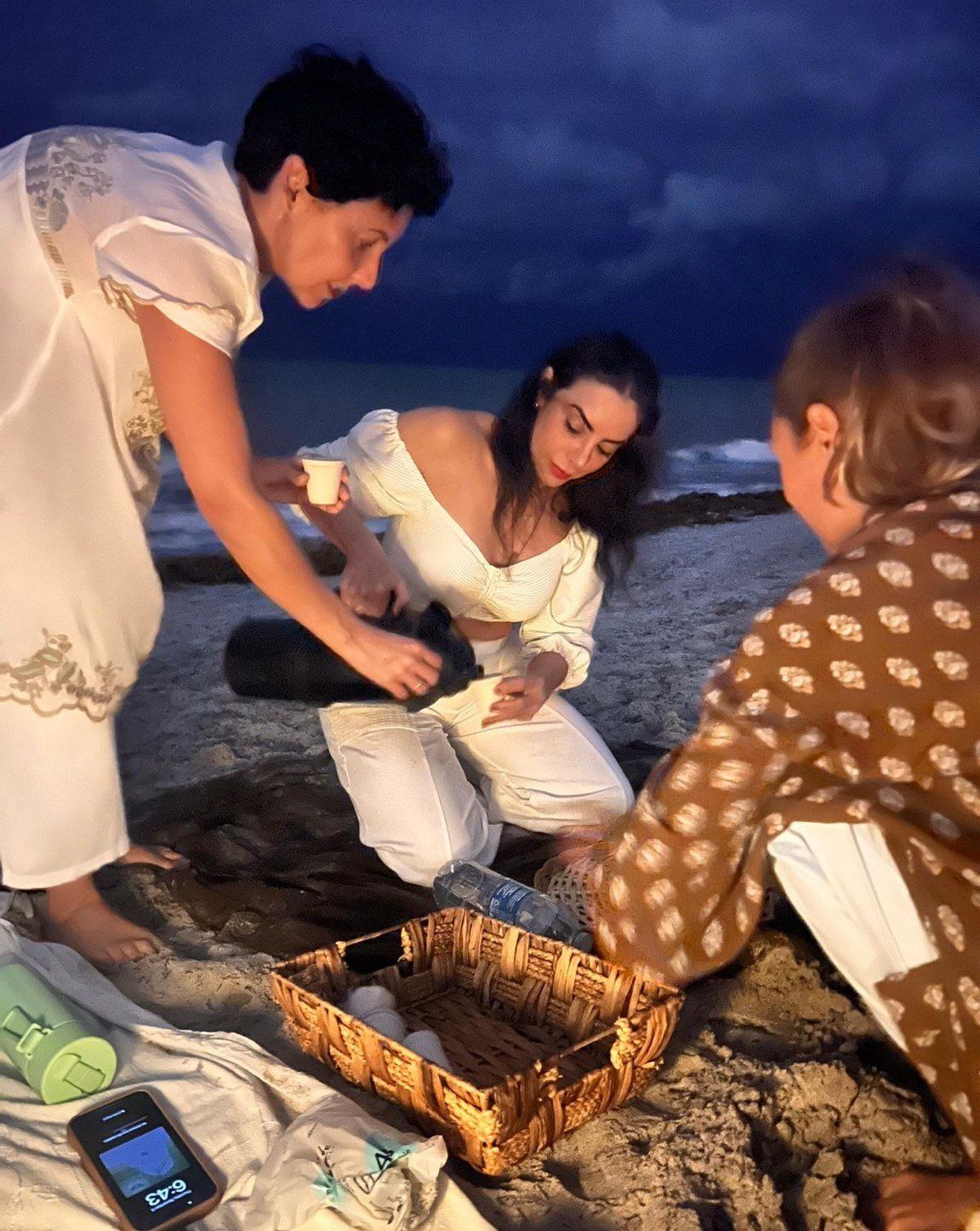 Serviço de cacau na praia, no fim do dia