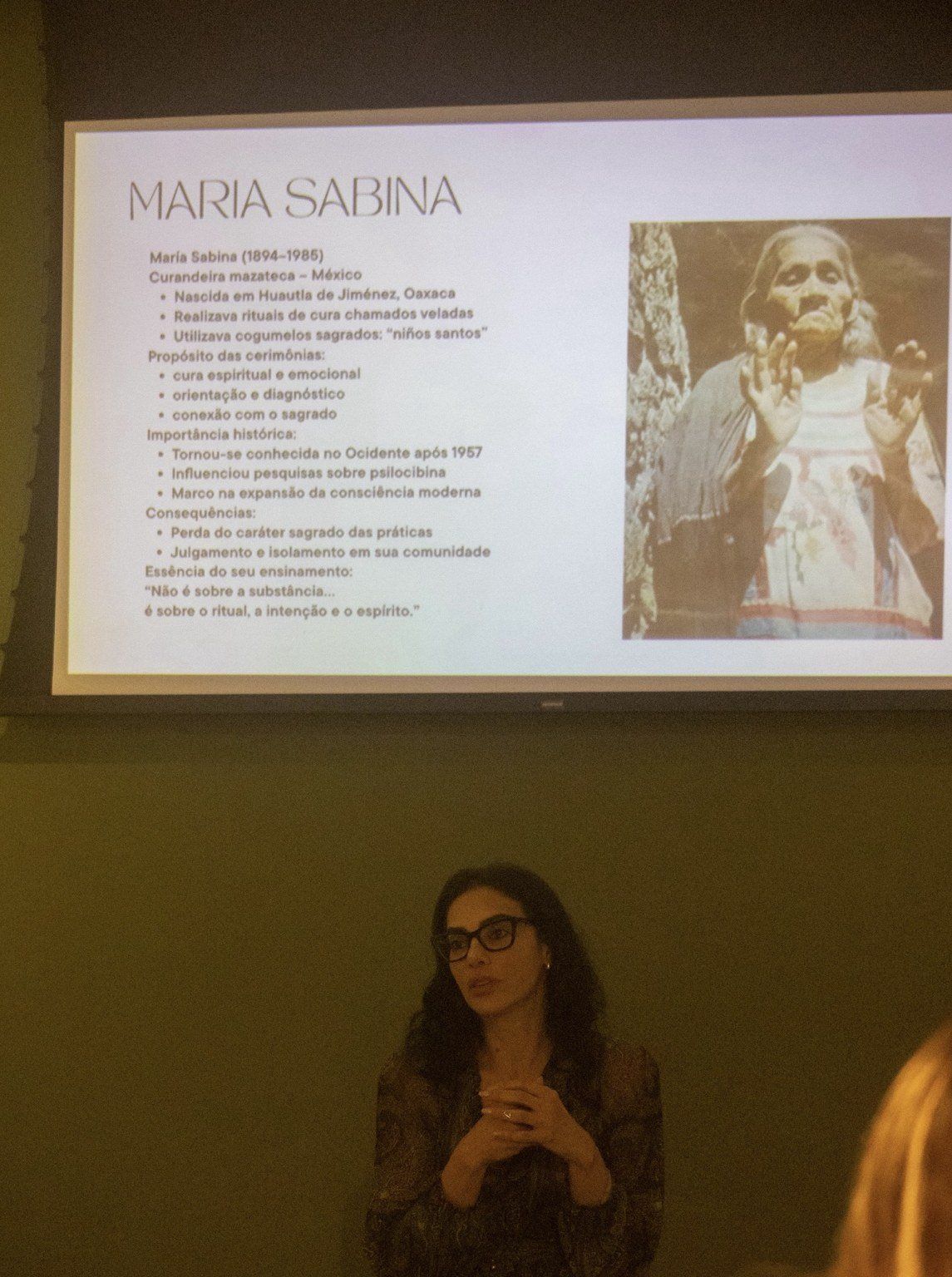 Elini apresenta um estudo sobre María Sabina durante um encontro em grupo